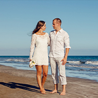 Photo d'un couple sur la plage