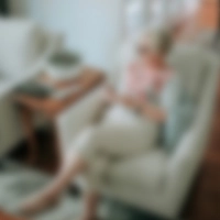 Photo floue d'une femme assise dans un fauteil