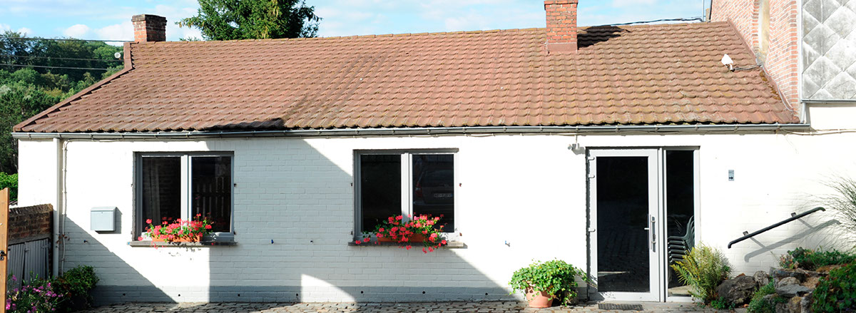 Vue sur l'immeuble Le Galion avec son parking et son accès