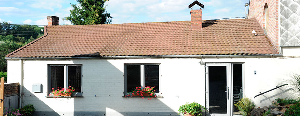 Vue sur l'immeuble Le Galion avec son parking et son accès