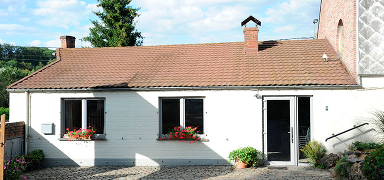 Vue sur l'immeuble Le Galion avec son parking et son accès
