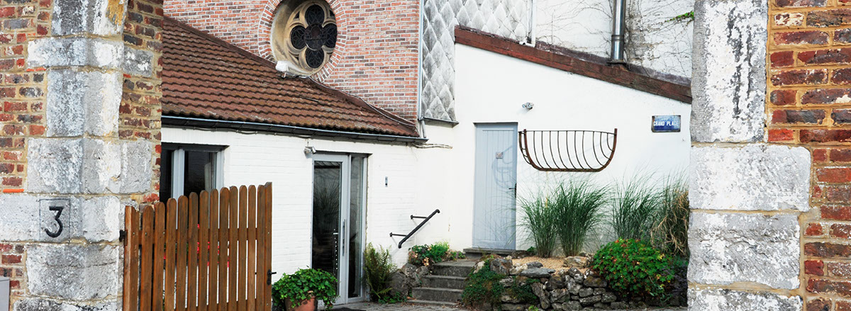 Vue sur l'immeuble Le Galion avec son parking et son accès