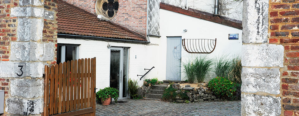 Vue sur l'immeuble Le Galion avec son parking et son accès