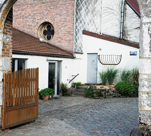 Vue sur l'immeuble Le Galion avec son parking et son accès
