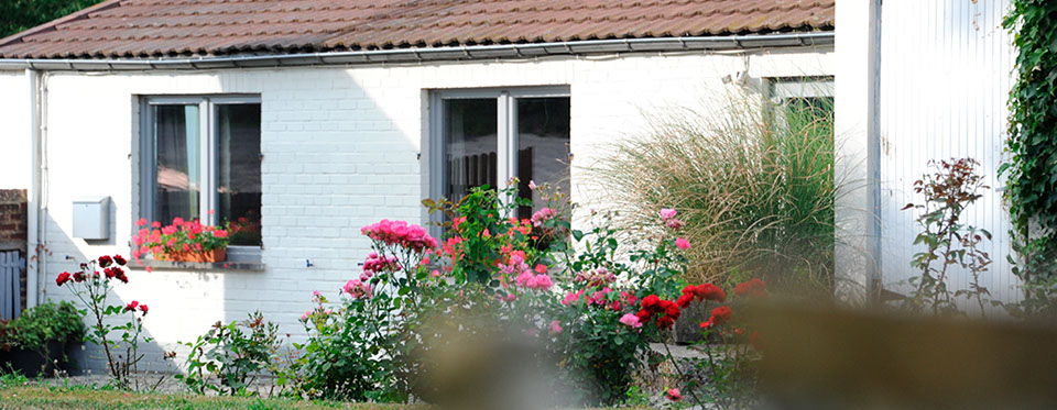 Vue sur l'immeuble Le Galion avec son parking et son accès