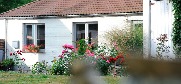 Vue sur l'immeuble Le Galion avec son parking et son accès