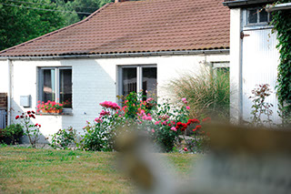 Vue sur l'immeuble Le Galion avec son parking et son accès