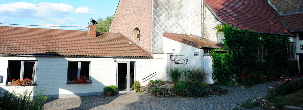 Vue sur l'immeuble Le Galion avec son parking et son accès