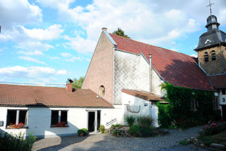 Vue sur l'immeuble Le Galion avec son parking et son accès