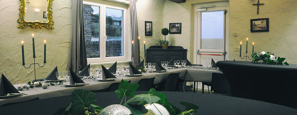 Vue sur l'immeuble Le Galion avec son parking et son accès