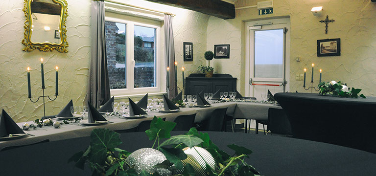 Vue sur l'immeuble Le Galion avec son parking et son accès