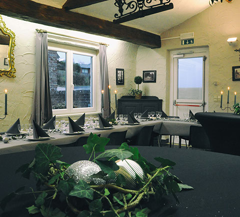 Vue sur l'immeuble Le Galion avec son parking et son accès