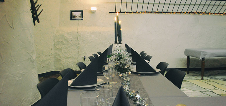 Vue sur l'immeuble Le Galion avec son parking et son accès