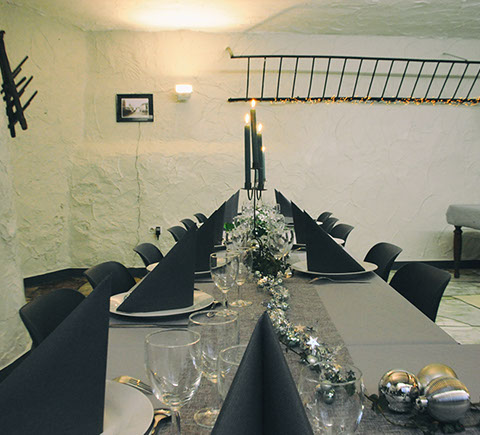 Vue sur l'immeuble Le Galion avec son parking et son accès