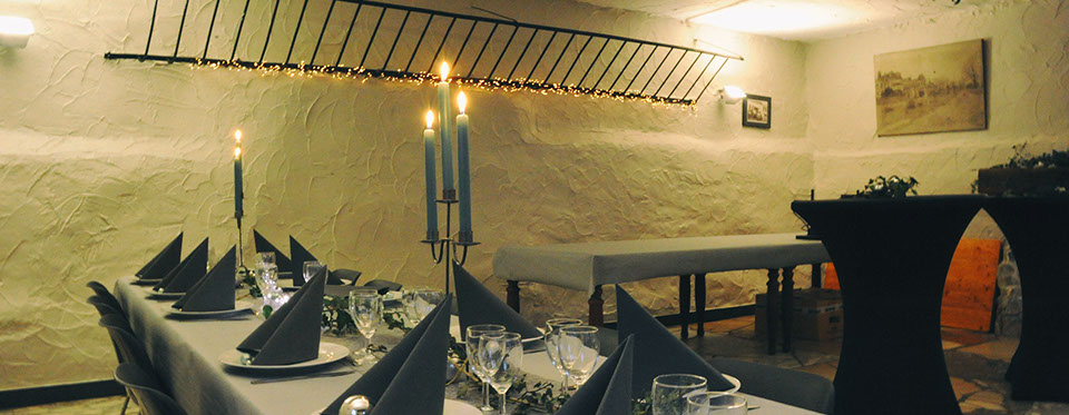 Vue sur l'immeuble Le Galion avec son parking et son accès