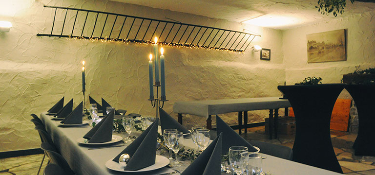 Vue sur l'immeuble Le Galion avec son parking et son accès