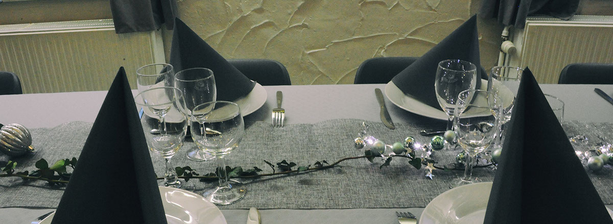 Vue sur l'immeuble Le Galion avec son parking et son accès