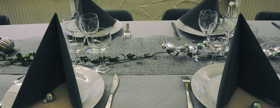 Vue sur l'immeuble Le Galion avec son parking et son accès