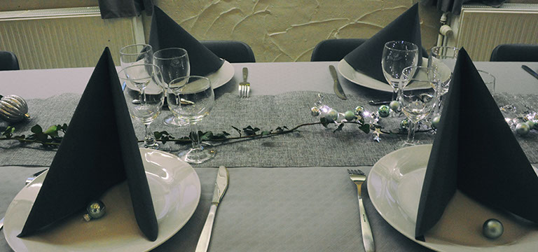 Vue sur l'immeuble Le Galion avec son parking et son accès