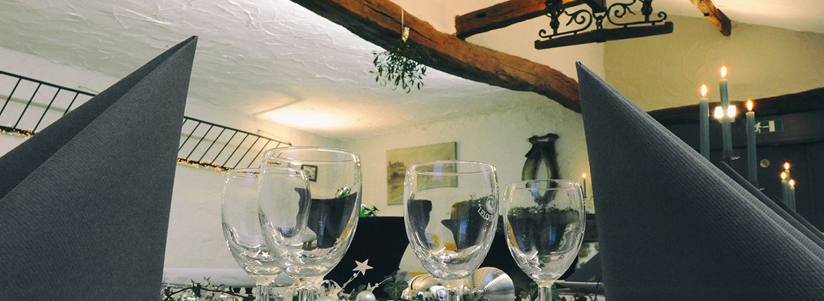 Vue sur l'immeuble Le Galion avec son parking et son accès