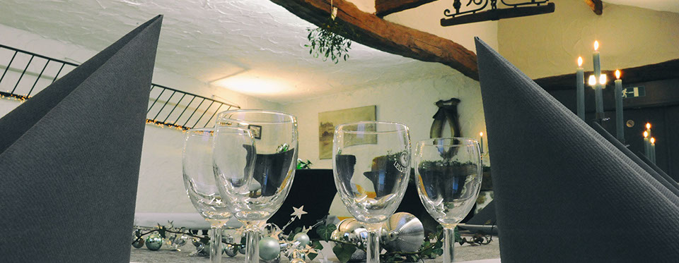 Vue sur l'immeuble Le Galion avec son parking et son accès