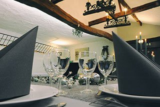 Vue sur l'immeuble Le Galion avec son parking et son accès